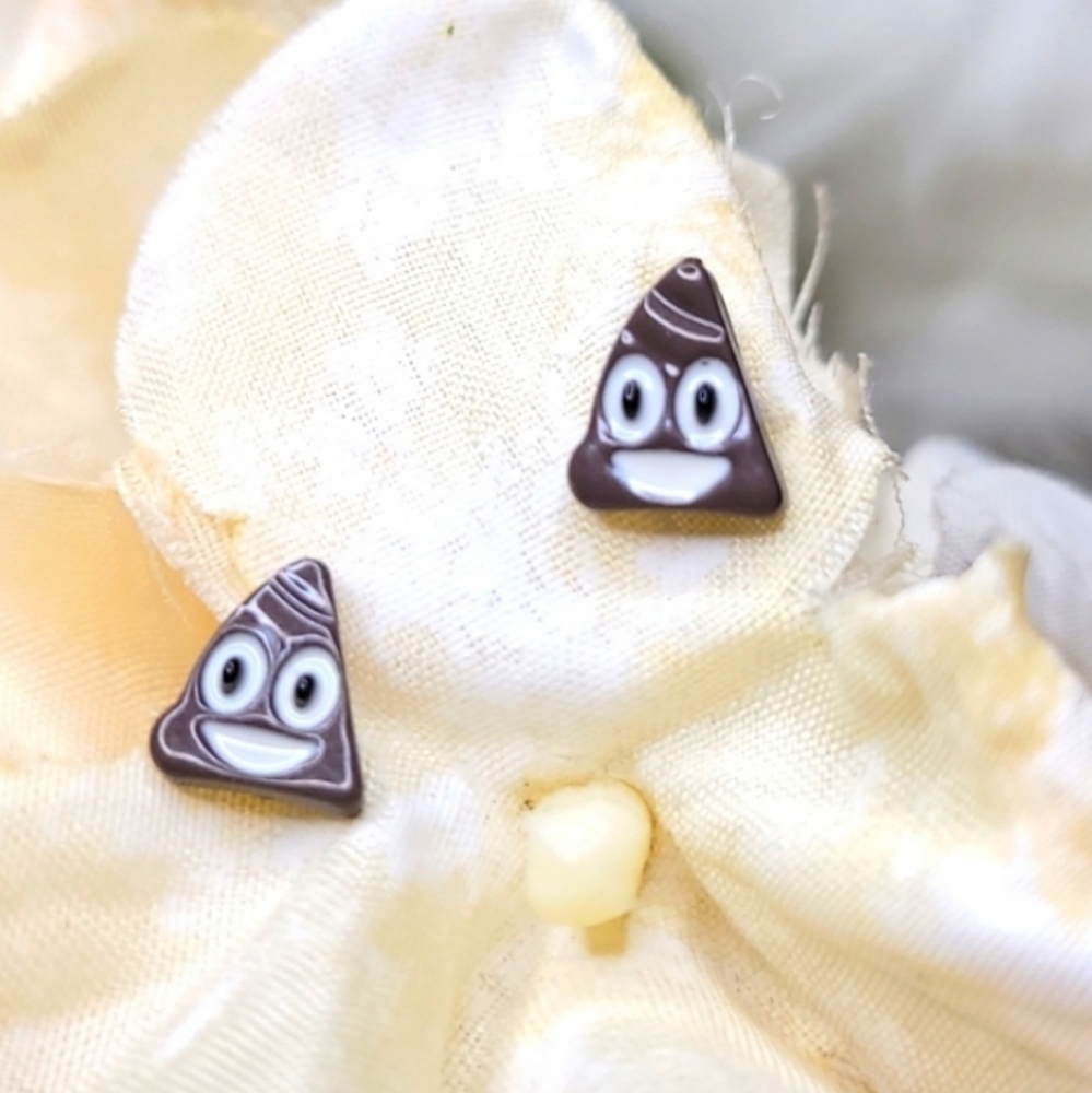 💍 Poop emoji earrings
